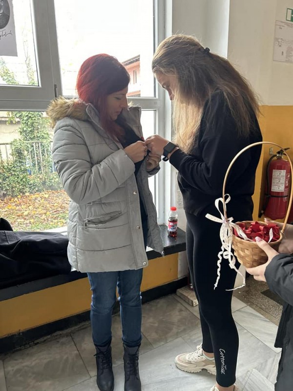 В ПГЛПТ сложиха червените лентички -символ на борбата със СПИН 