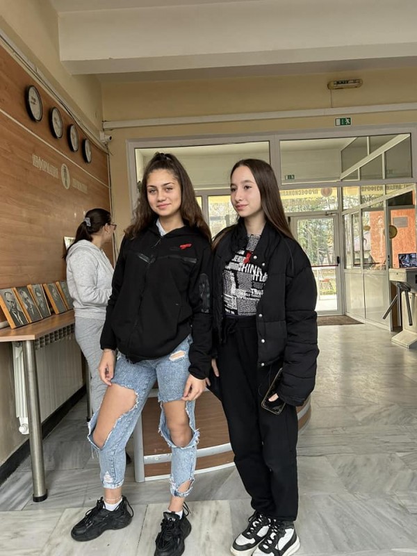 В ПГЛПТ сложиха червените лентички -символ на борбата със СПИН 