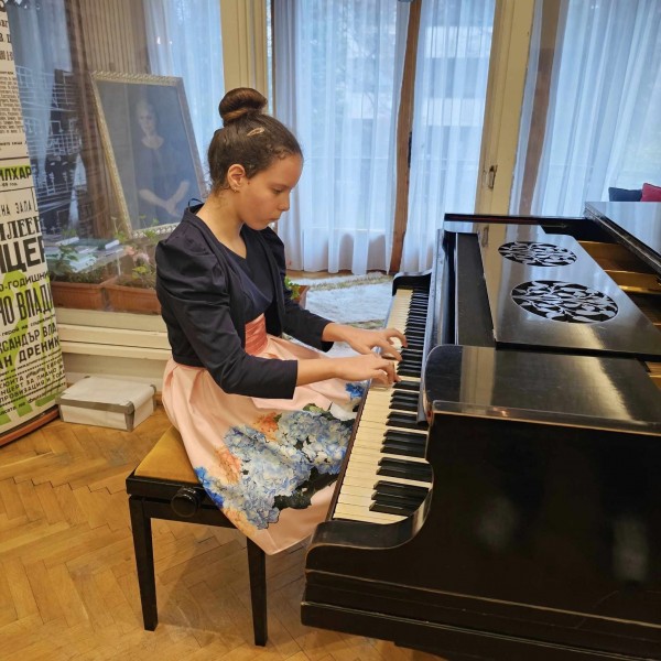 Талантите от школата по изкуства “Емануил Манолов” при НЧ “Искра – 1860” и  СУ “Екзарх Антим I” с куп награди от международен конкурс