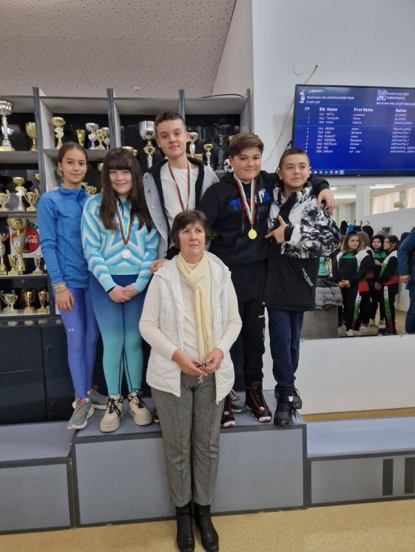 Със златни и сребърни медали се окичиха стрелците от клуб “Севтополис“ 