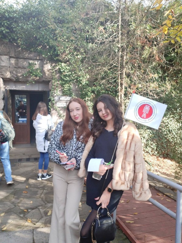 Екскурзоводите на ПГЛПТ с професионална обиколка на могилите в Долината на тракийските царе 