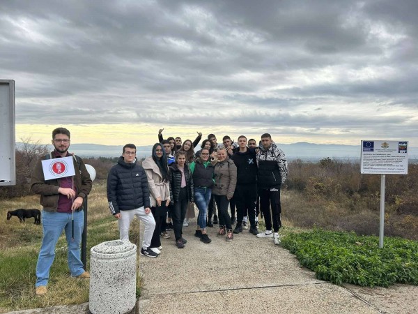 Екскурзоводите на ПГЛПТ с професионална обиколка на могилите в Долината на тракийските царе 