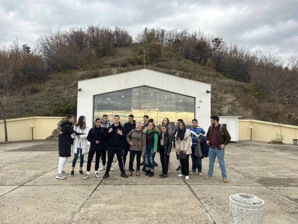 Екскурзоводите на ПГЛПТ с професионална обиколка на могилите в Долината на тракийските царе 