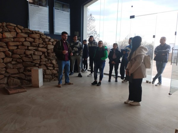 Екскурзоводите на ПГЛПТ с професионална обиколка на могилите в Долината на тракийските царе 