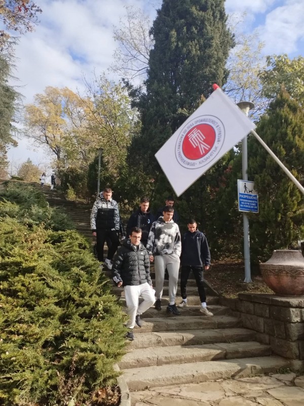 Екскурзоводите на ПГЛПТ с професионална обиколка на могилите в Долината на тракийските царе 