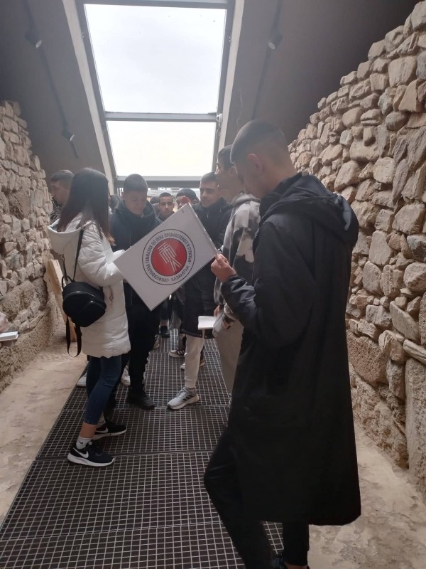 Екскурзоводите на ПГЛПТ с професионална обиколка на могилите в Долината на тракийските царе 