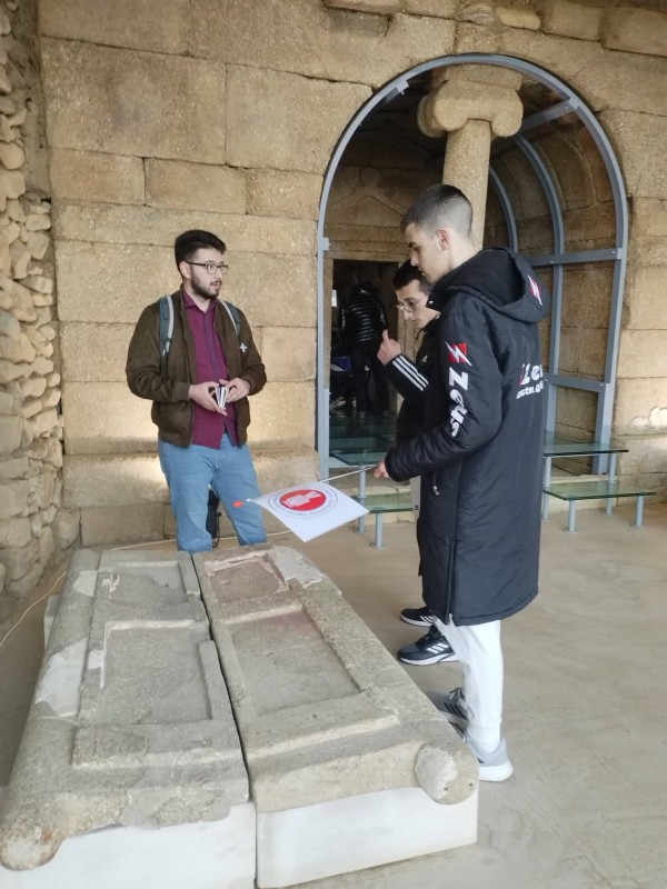 Екскурзоводите на ПГЛПТ с професионална обиколка на могилите в Долината на тракийските царе 