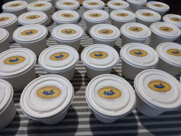 По случай днешният празник, Ротари клуб - Казанлък осигури топъл обяд на 140 човека 