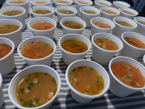 По случай днешният празник, Ротари клуб - Казанлък осигури топъл обяд на 140 човека 