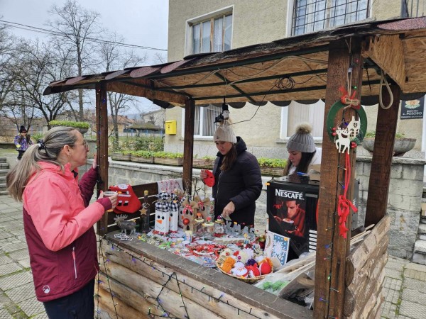 Магията на Дарението: Благотворителен Коледен базар в село Розово