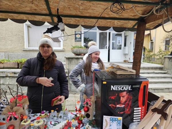 Магията на Дарението: Благотворителен Коледен базар в село Розово