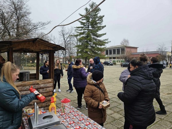 Магията на Дарението: Благотворителен Коледен базар в село Розово