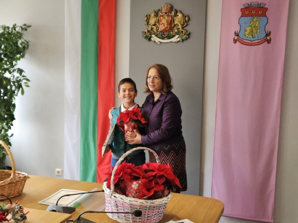 Стипендиантите на община Казанлък днес получиха своите отличия от Кмета на общината