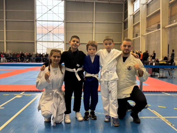 Спортистите на „Брадърс ММА“ се окичиха с медали от турнир в София