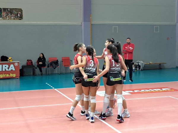 Първи победи за сезона на децата от волейболната ни школа