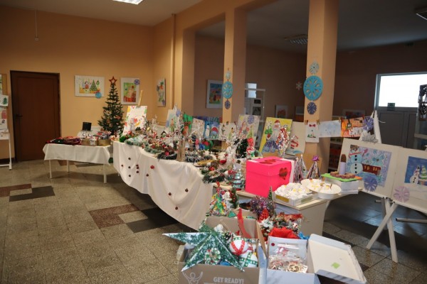 Благотворителен коледен базар в ОУ „Чудомир“ събра 2285 лева в подкпрепа на Таня Казакова, учител в ПГ „Иван Хаджиенов“