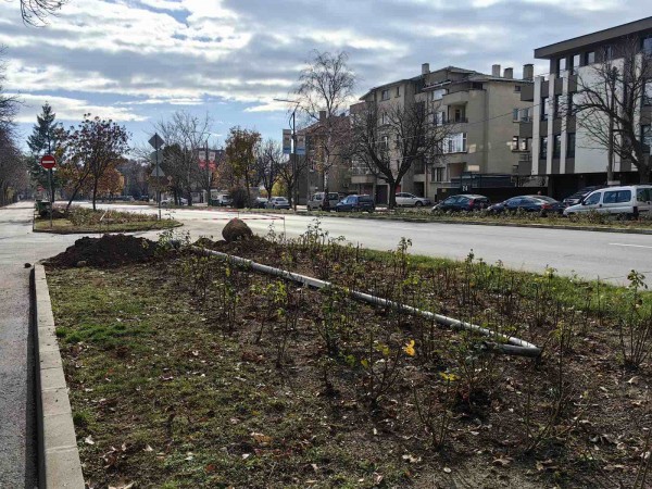 Започна подмяната на осветителните стълбове по бул. “Освобождение“ / Новини от Казанлък