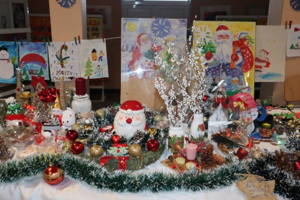 Благотворителен коледен базар в ОУ „Чудомир“ събра 2285 лева в подкпрепа на Таня Казакова, учител в ПГ „Иван Хаджиенов“