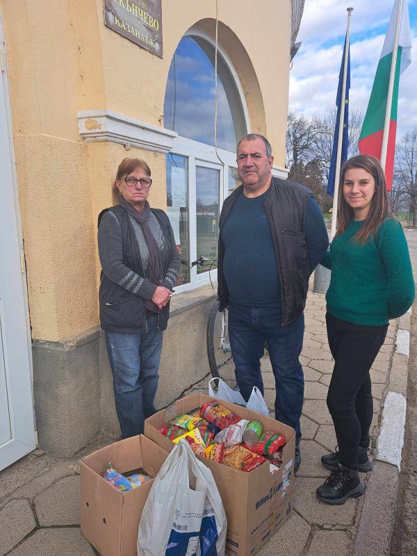 Антимовци зарадваха с пакетирани храни, възрастни хора и лица в неравностойно положение от селата в Казанлъшко 