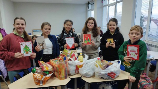Антимовци зарадваха с пакетирани храни, възрастни хора и лица в неравностойно положение от селата в Казанлъшко 