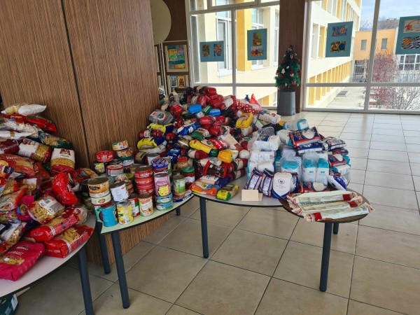 Антимовци зарадваха с пакетирани храни, възрастни хора и лица в неравностойно положение от селата в Казанлъшко 