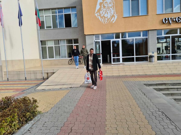 Антимовци зарадваха с пакетирани храни, възрастни хора и лица в неравностойно положение от селата в Казанлъшко 