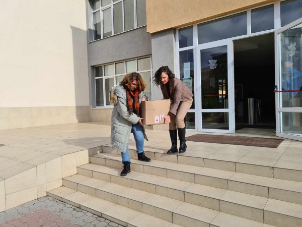 Антимовци зарадваха с пакетирани храни, възрастни хора и лица в неравностойно положение от селата в Казанлъшко 