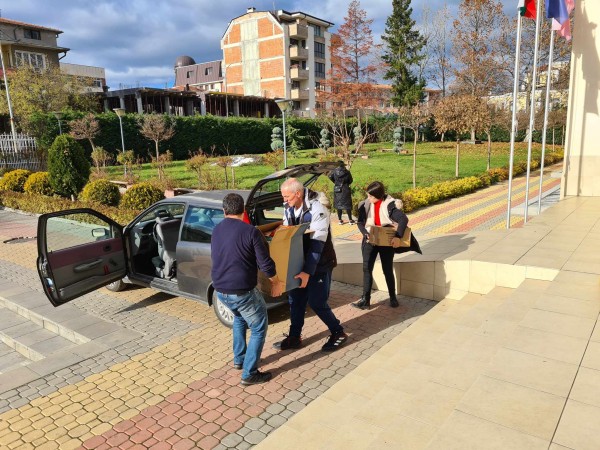 Антимовци зарадваха с пакетирани храни, възрастни хора и лица в неравностойно положение от селата в Казанлъшко 