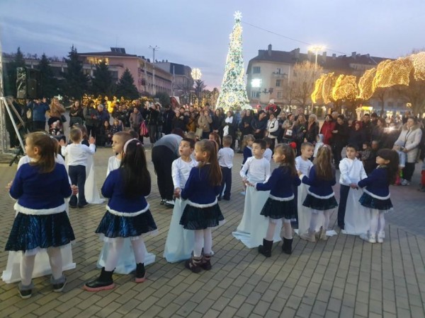 Празнична открита сцена на пл. “Севтополис“