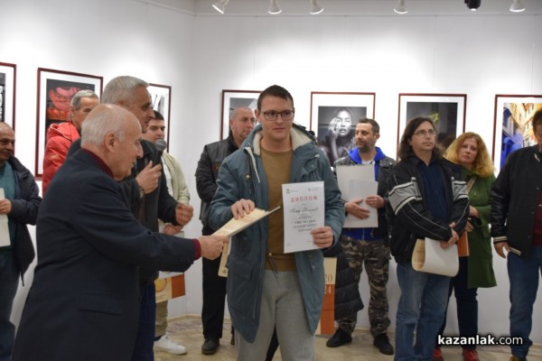 Тодор Тилев, Светлозар Симеонов и Станка Петрова са победителите в  Шестия салон на казанлъшките фотографи