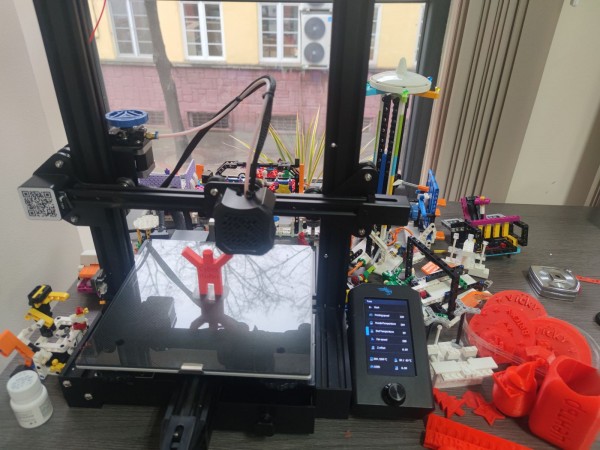 ИКТ Център изпраща успешна 10-а година! Учениците ни си изработват подаръци на 3D принтерa!