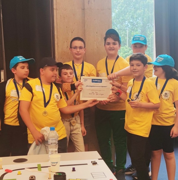 ИКТ Център изпраща успешна 10-а година! Учениците ни си изработват подаръци на 3D принтерa!