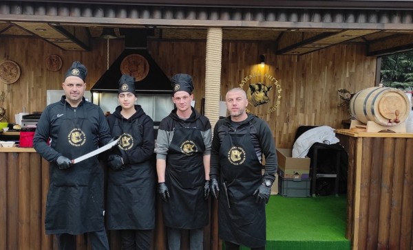 Само за ценители! Отваря врати кулинарен щанд с превъзходно телешко в центъра на Казанлък / Новини от Казанлък