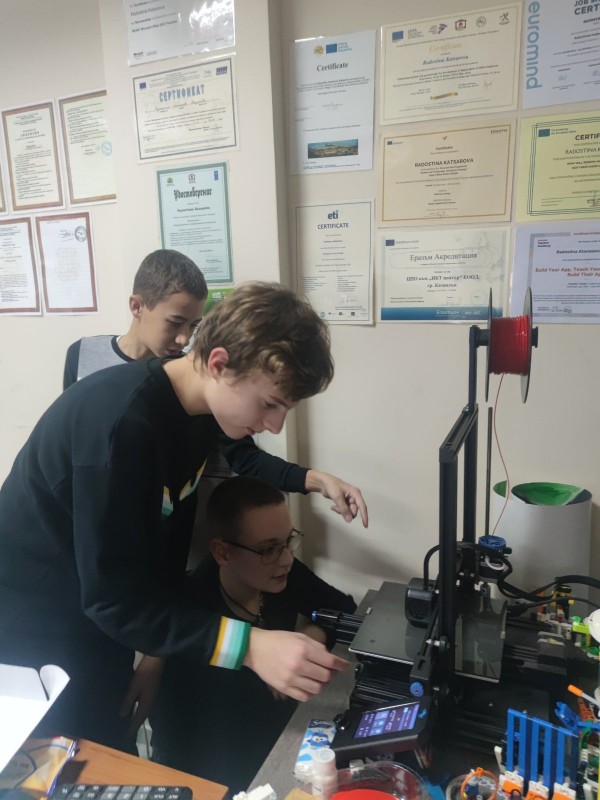 ИКТ Център изпраща успешна 10-а година! Учениците ни си изработват подаръци на 3D принтерa!