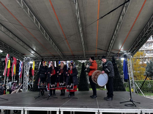 Открита сцена в снимки