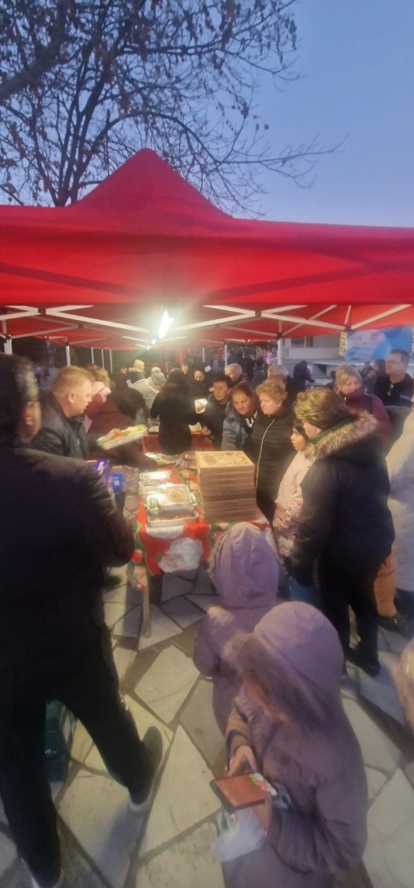 „Коледна трапеза” подредиха в Павел баня