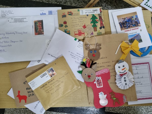 Ученици от ОУ “Св. Паисий Хилендарски“ разменяха коледна украса с връстници от цяла Европа