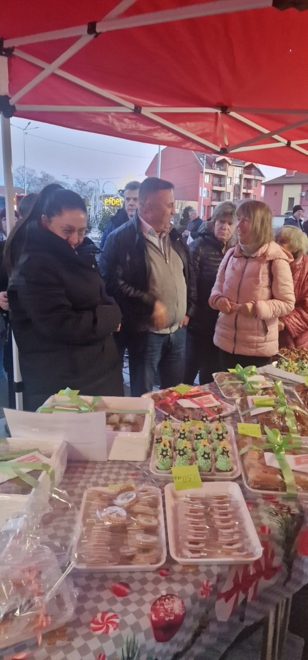 „Коледна трапеза” подредиха в Павел баня