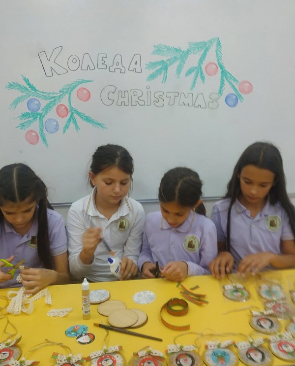 Ученици от ОУ “Св. Паисий Хилендарски“ разменяха коледна украса с връстници от цяла Европа