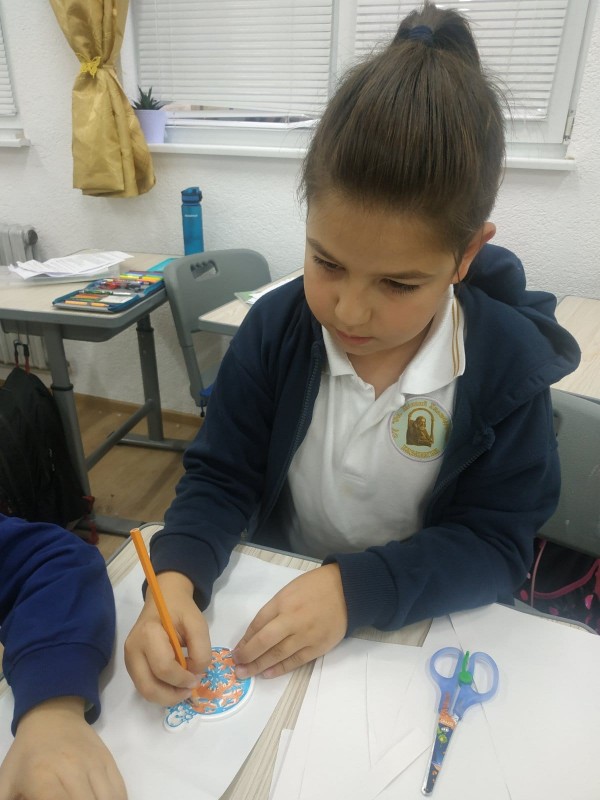 Ученици от ОУ “Св. Паисий Хилендарски“ разменяха коледна украса с връстници от цяла Европа