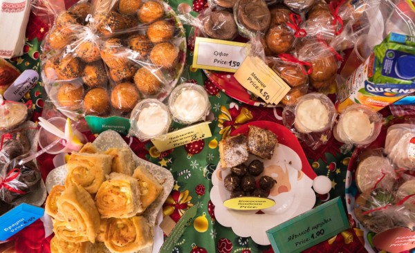 Традиционният благотворителен базар „Коледа в ПГЛПТ“ събра 1780 лева в подкрепа на благородна кауза