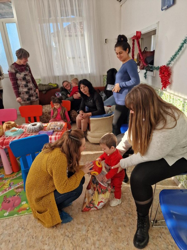 Коледни подаръци от кмета на Община Казанлък за децата в къщите на семействата