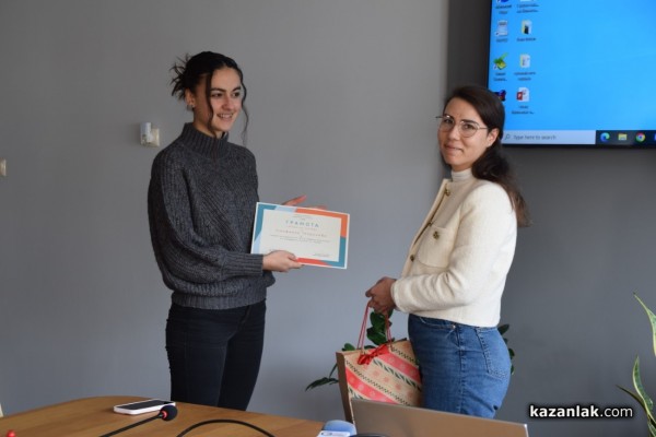 Наградиха Габриела Гроздева - победител в  конкурса за изработка на лого на Академия за таланти в село Розово