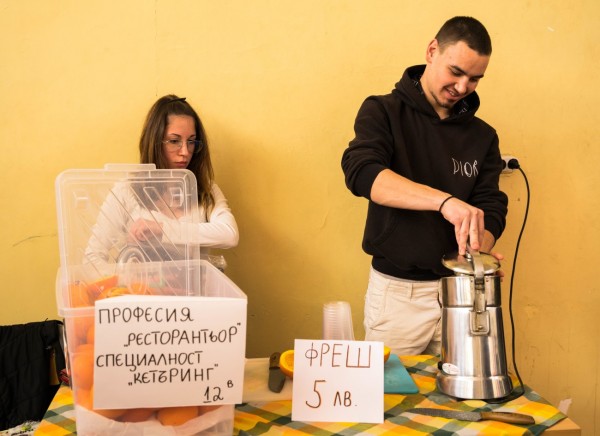 Традиционният благотворителен базар „Коледа в ПГЛПТ“ събра 1780 лева в подкрепа на благородна кауза