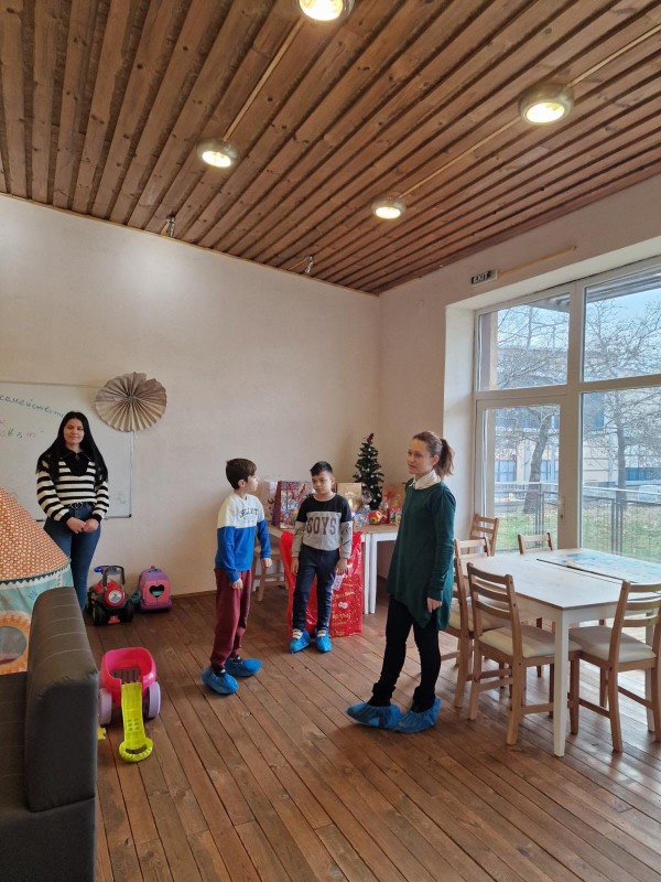 Коледни подаръци от кмета на Община Казанлък за децата в къщите на семействата