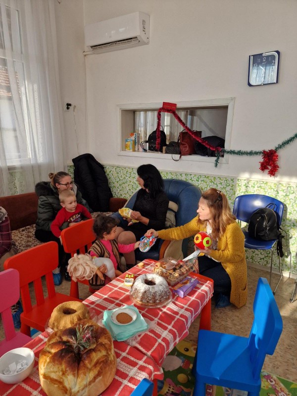 Коледни подаръци от кмета на Община Казанлък за децата в къщите на семействата