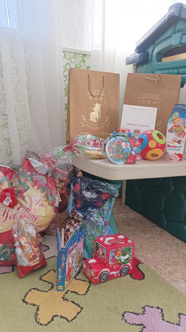 Коледни подаръци от кмета на Община Казанлък за децата в къщите на семействата