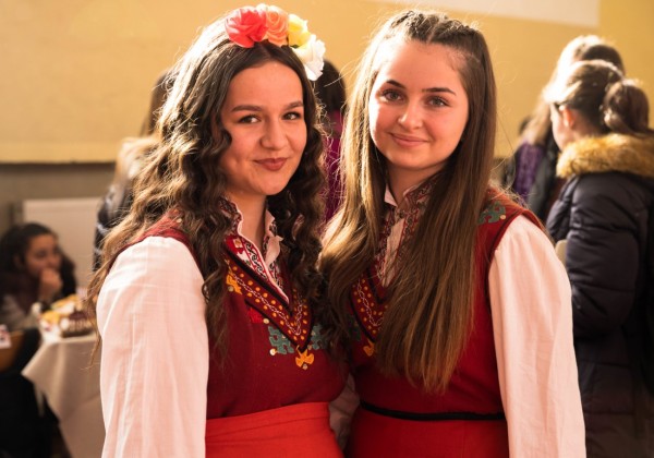 Традиционният благотворителен базар „Коледа в ПГЛПТ“ събра 1780 лева в подкрепа на благородна кауза