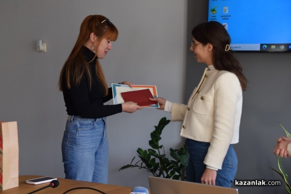 Наградиха Габриела Гроздева - победител в  конкурса за изработка на лого на Академия за таланти в село Розово