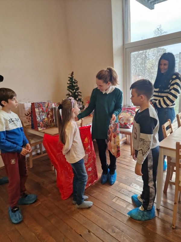 Коледни подаръци от кмета на Община Казанлък за децата в къщите на семействата